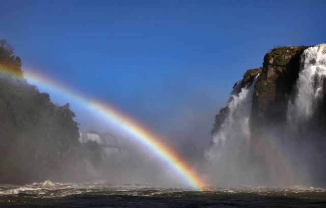 iguacu-falls-rainbow-935-1362427584